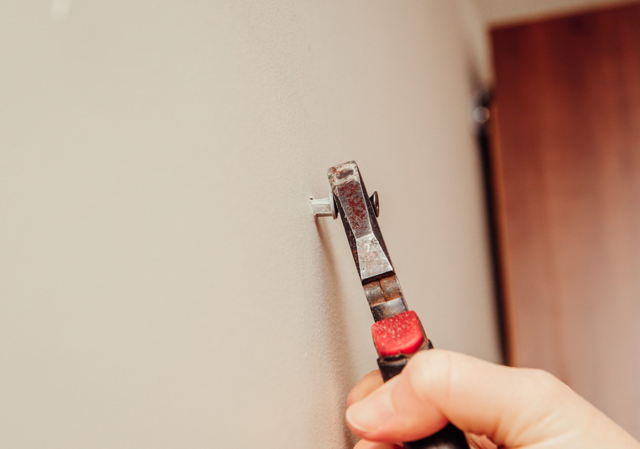 3 étapes pour enlever facilement une cheville dans un mur