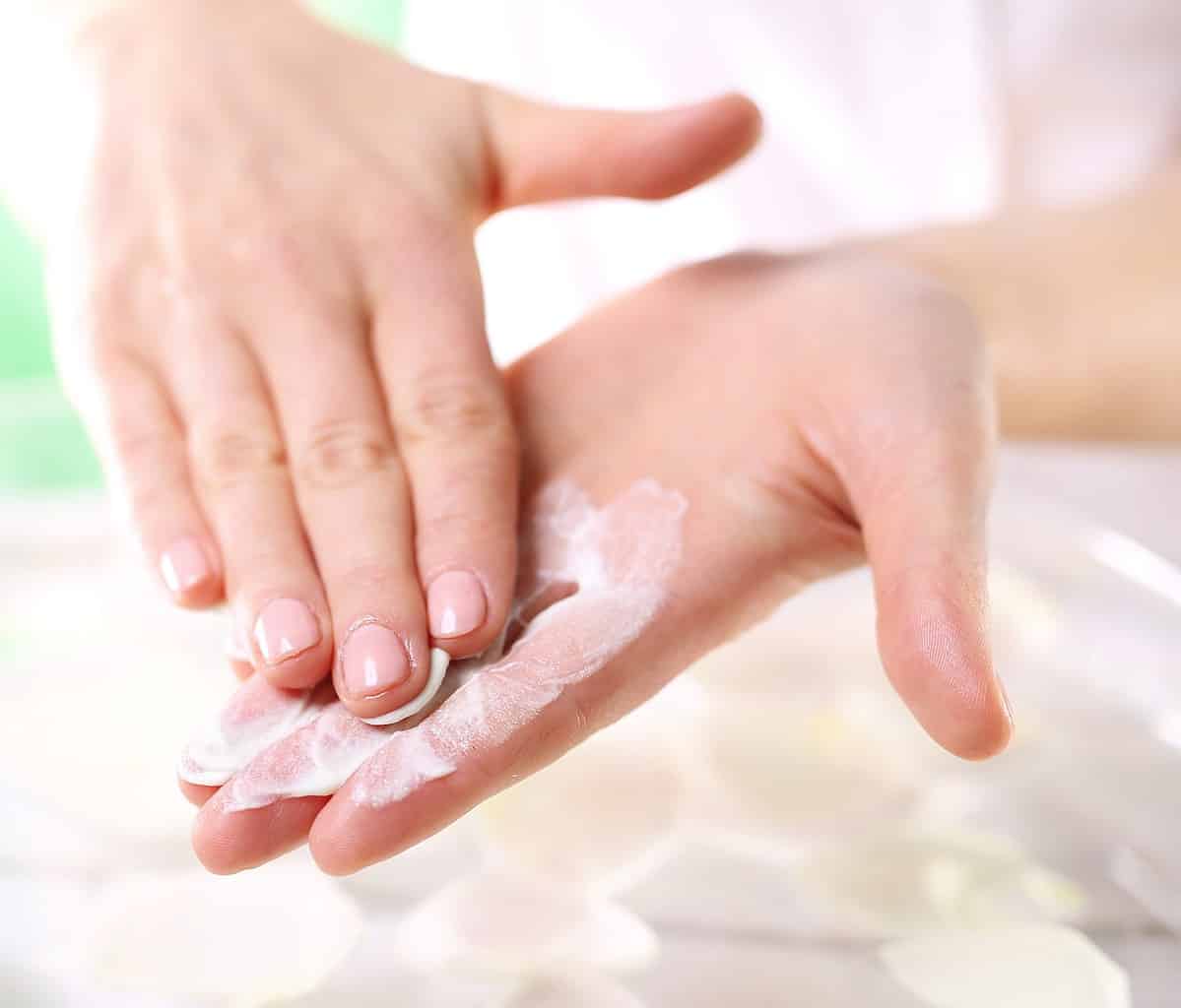 6 astuces faciles pour enlever la colle sur vos mains