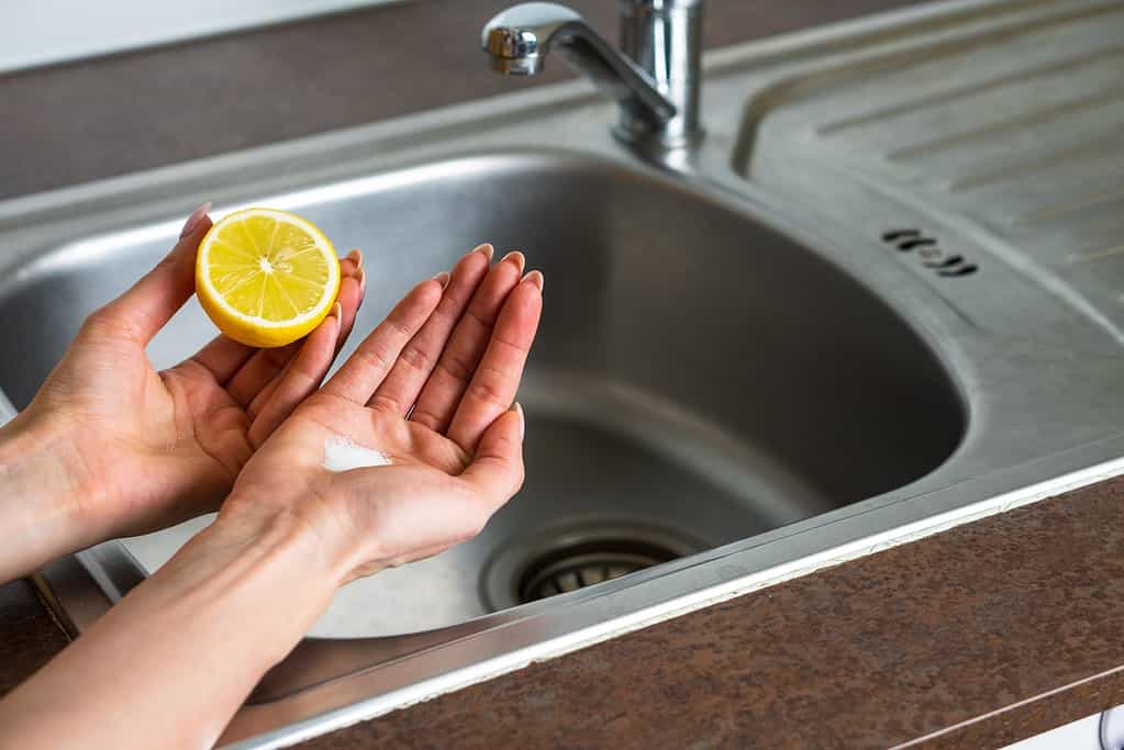 L'effet exfoliant du sel et les propriétés assainissantes du citron font de véritables miracles ! 