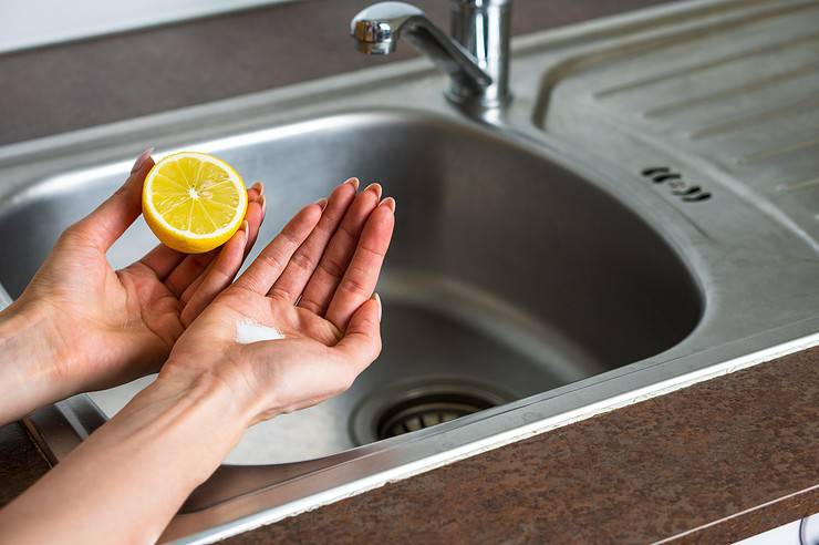 6 astuces faciles pour enlever la colle sur vos mains