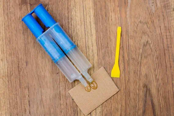 6 astuces faciles pour enlever la colle sur vos mains