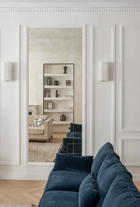 Un grand miroir inséré dans un encadrement mural
