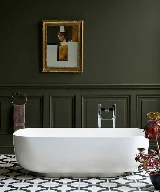 Mur vert profond et soubassement de la même couleur habillent élégamment de cette salle de bain