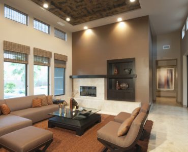 Salon spacieux et luxueux dans les tons de marron