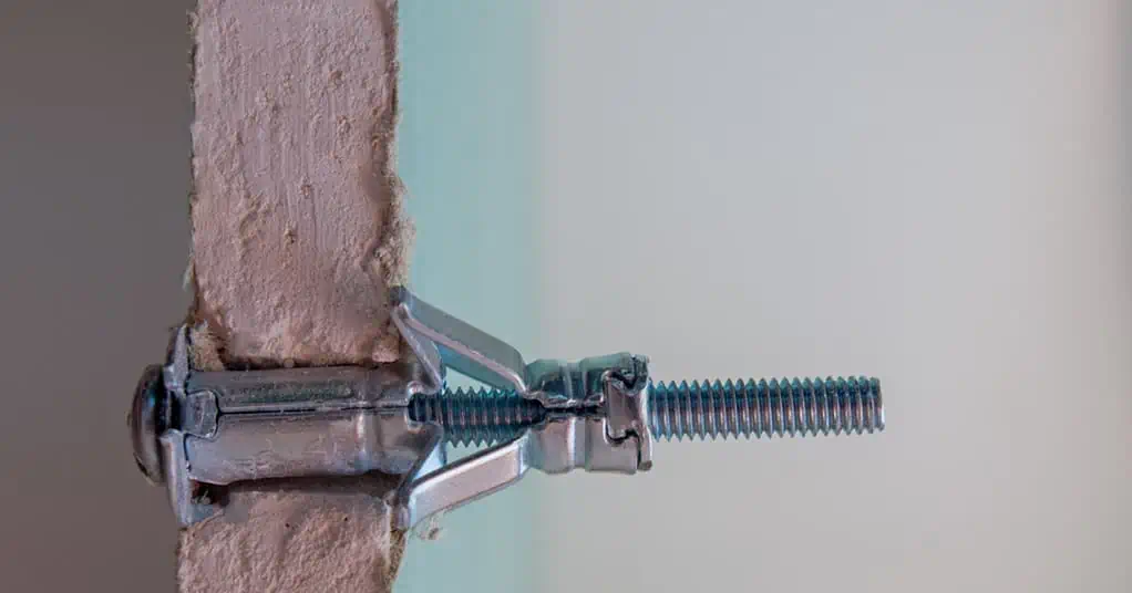 Installer une cheville sur une plaque de plâtre