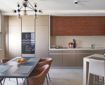 Une cuisine bien aménagée dans les tons de marron et beige