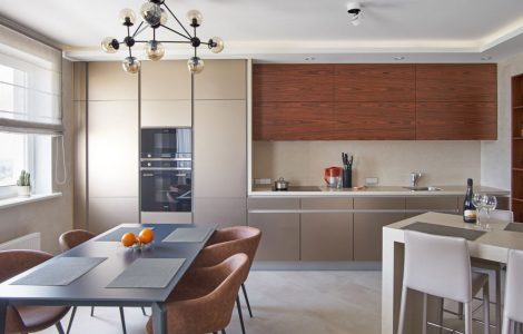 Une cuisine bien aménagée dans les tons de marron et beige