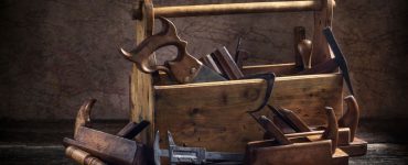 Une vieille Boîte à outils en bois remplie d'outils de menuisier