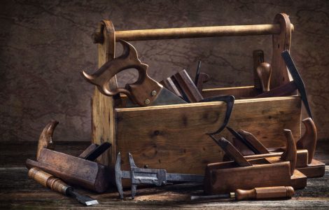 Une vieille Boîte à outils en bois remplie d'outils de menuisier