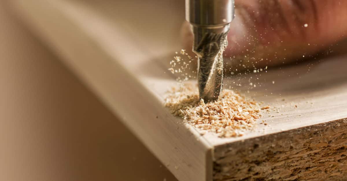 Zoom sur la mèche d’une perceuse lors du perçage d’un élément en bois