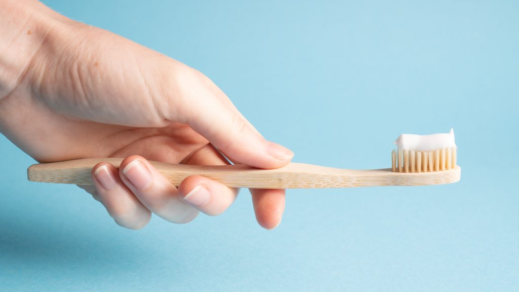 La formule du dentifrice contient des agents abrasifs doux, parfaits pour polir du verre