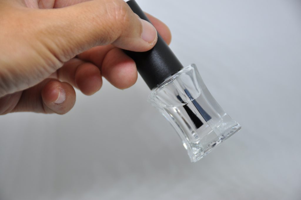 Le vernis à ongle (transparent bien sûr!) avec son pinceau est très facile à utiliser sur vos surfaces vitrées et vous permet de parfaitement cibler votre rayure