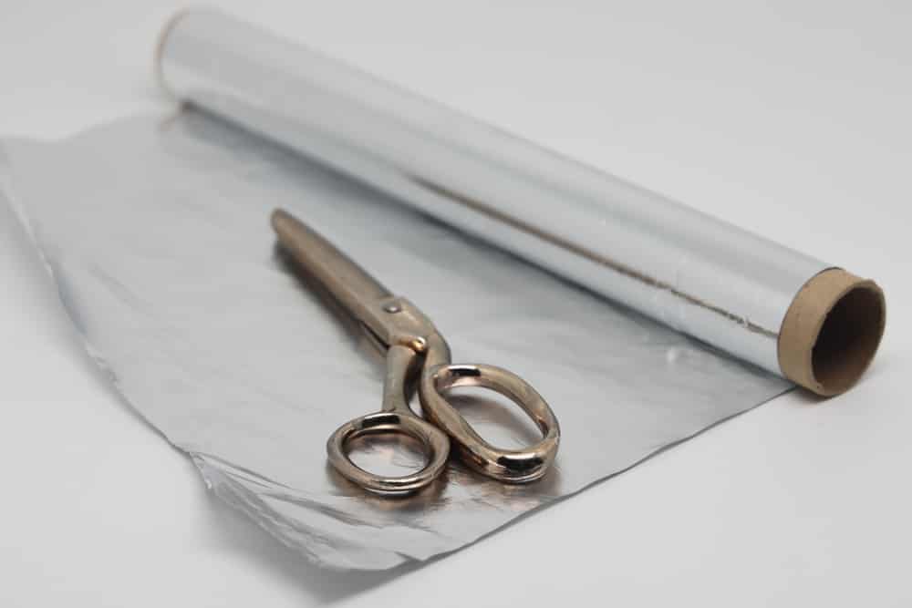 Si vous n'avez ni papier abrasif ni dispositif d'affûtage, vous pouvez tout à fait utiliser une feuille de papier aluminium. Résultat garanti !
