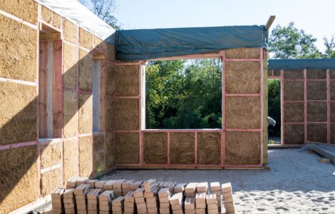 Construction d'une maison à partir d'un matériau d'origine végétale