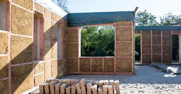 Construction d'une maison à partir d'un matériau d'origine végétale