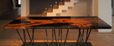 Table en résine époxy en bois avec des pieds de table en barres d'acier
