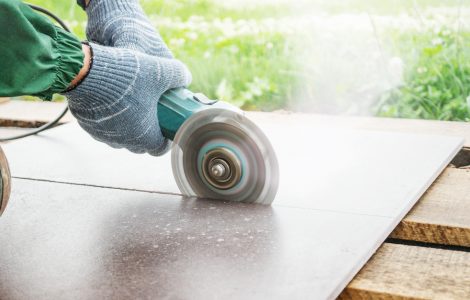 Un homme en train de couper une plaque avec sa scie circulaire