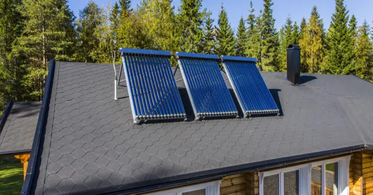 Chauffage à eau solaire installé sur le toit d'une maison en bois