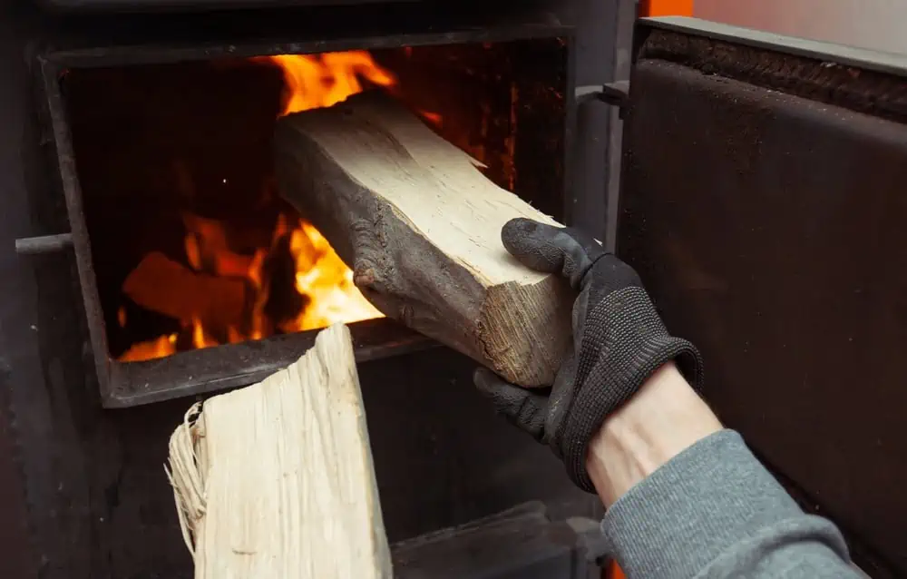 Le choix d'un bon bois pour un poêle ou une cheminée est aussi une astuce imparable pour économiser sur ce poste