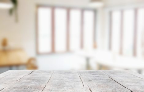 Gros plan sur une table en bois vieilli