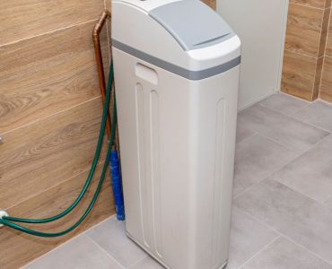 Un adoucisseur d'eau posé au sol d'une pièce