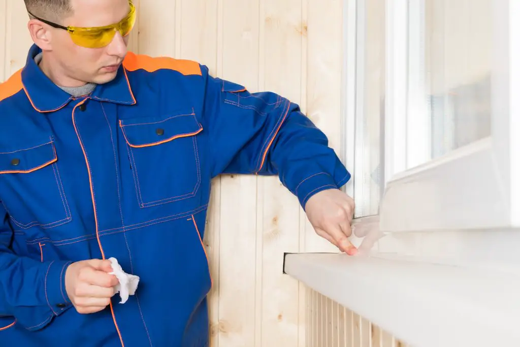 Lisser un joint en silicone avec le doigt est LA technique utilisée par tous les professionnels