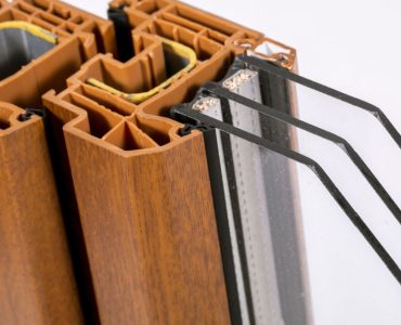 Zoom sur les détails d'une fenêtre triple vitrage découpée