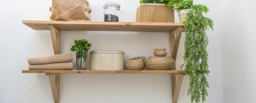 Une étagère murale en bois avec des plantes