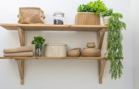 Une étagère murale en bois avec des plantes