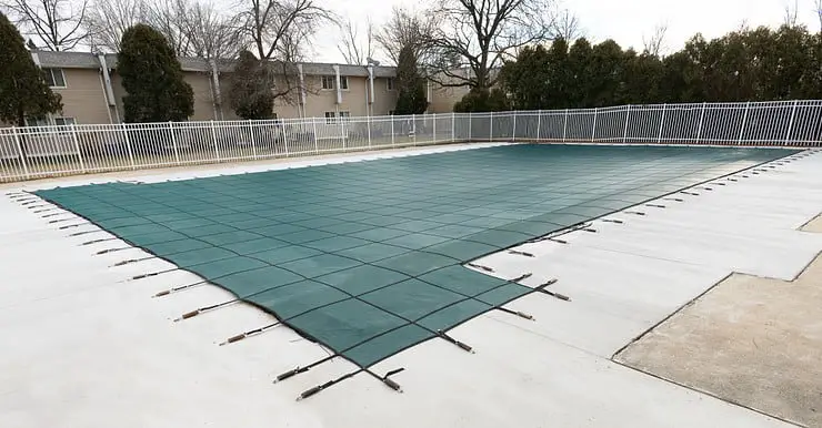 Une piscine recouverte pour la période hivernale