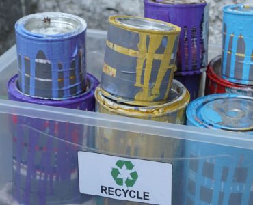 Des boites de peinture déjà utilisées dans un bac transparent