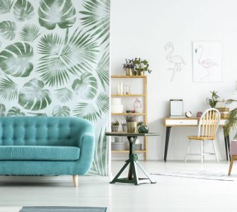 Un salon au style scandinave avec un mur recouvert de papier peint floral