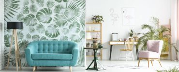 Un salon au style scandinave avec un mur recouvert de papier peint floral