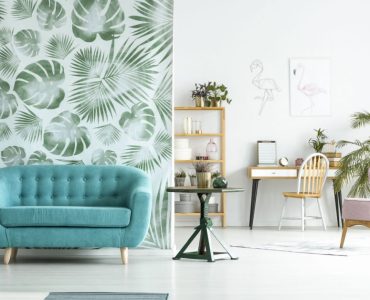 Un salon au style scandinave avec un mur recouvert de papier peint floral