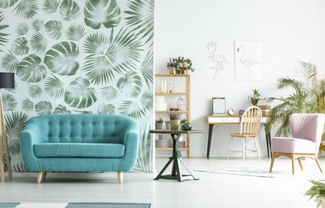 Un salon au style scandinave avec un mur recouvert de papier peint floral