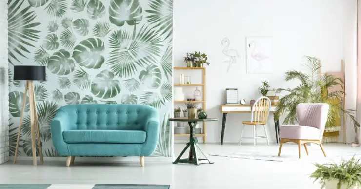 Un salon au style scandinave avec un mur recouvert de papier peint floral