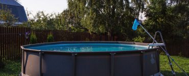 Une piscine hors sol avec cadre métallique installée dans le jardin