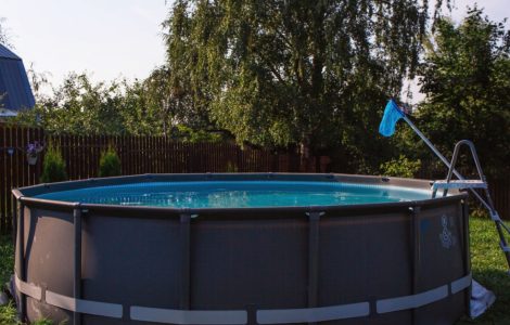 Une piscine hors sol avec cadre métallique installée dans le jardin