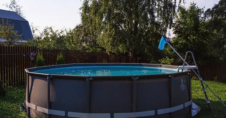 Une piscine hors sol avec cadre métallique installée dans le jardin