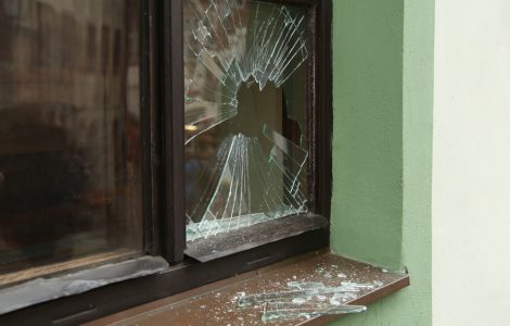 Une fenêtre en bois avec une vitre cassée