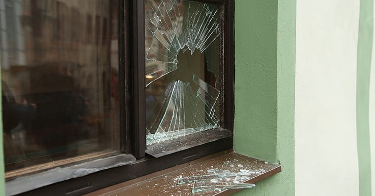 Une fenêtre en bois avec une vitre cassée