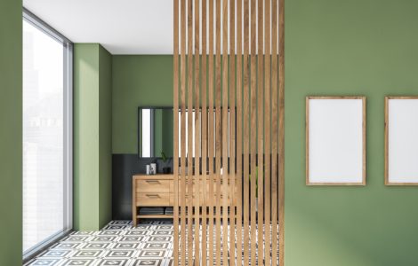 Une cloison en bois séparant deux pièces d'une maison avec des murs verts