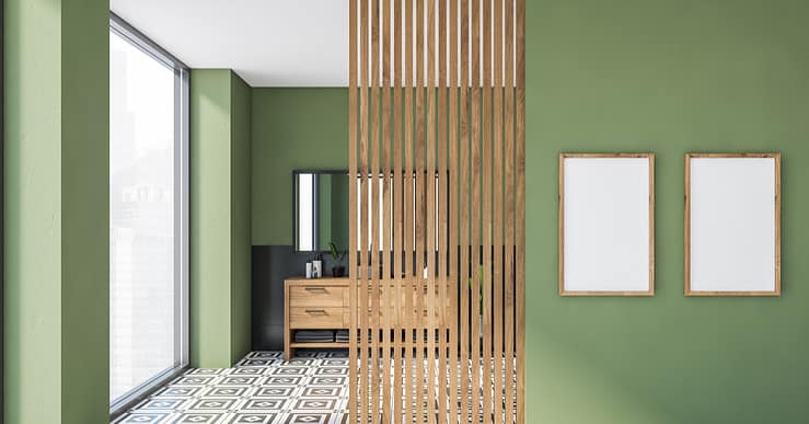 Une cloison en bois séparant deux pièces d'une maison avec des murs verts