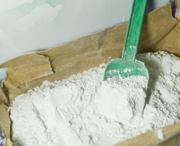 De la poudre blanche dans un sac en papier ouvert