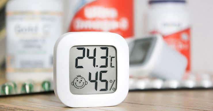 Un hygromètre affichant l'humidité et la température dans la maison