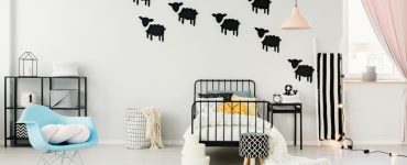 Une chambre d'enfant avec des autocollants de mouton noir au mur