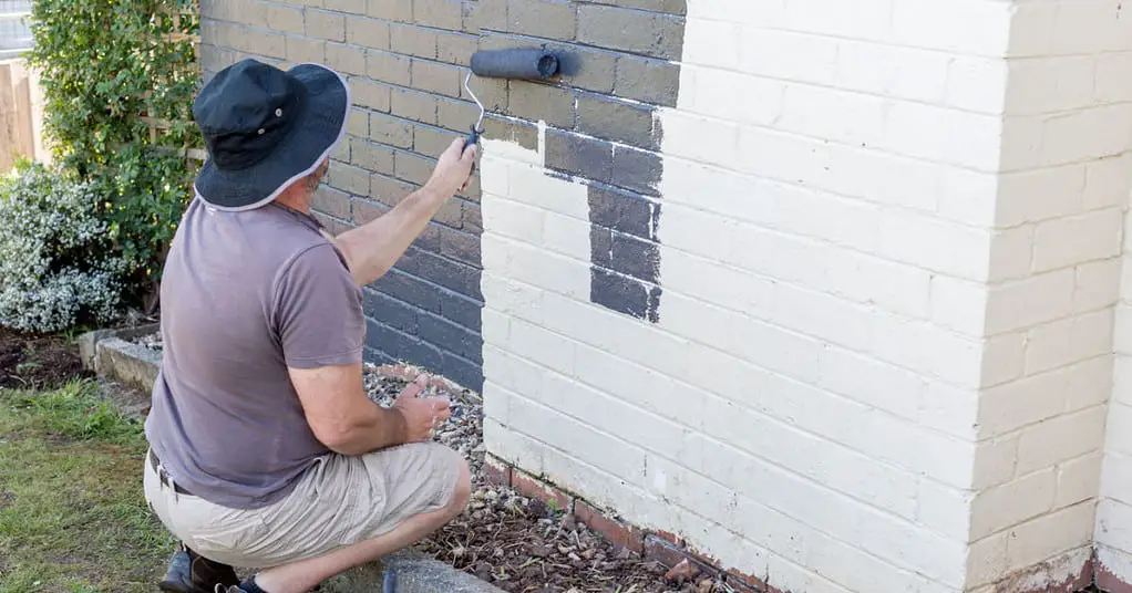 Peindre un mur extérieur en béton ou en briques