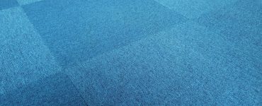 Un revêtement de sol en tapis bleu, motif carreau