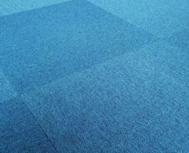 Un revêtement de sol en tapis bleu, motif carreau