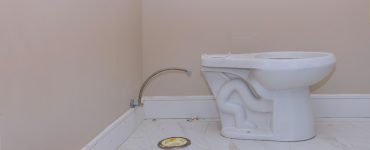 Installation d'un siège de WC dans la salle de bains